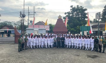 SMPN 2 Ngancar Sukses Ukir Prestasi sebagai Petugas Paskibra HUT ke-80 RI di Kecamatan Ngancar