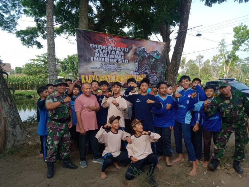SMP Negeri 2 Ngancar Bersama TNI Koramil Ngancar Bersihkan Danau dan Lingkungan Desa Bedali
