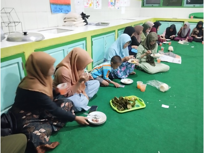 Kebersamaan yang Menyentuh di SMPN 2 Ngancar Saat Buka Bersama