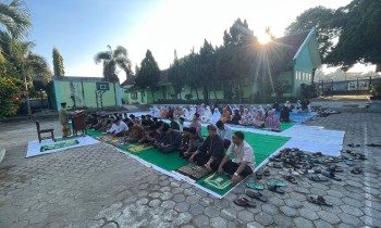 Perayaan Idul Adha 1446H di SMP Negeri 2 Ngancar, Gemakan Takbir, Shalat Ied dan Berbagi