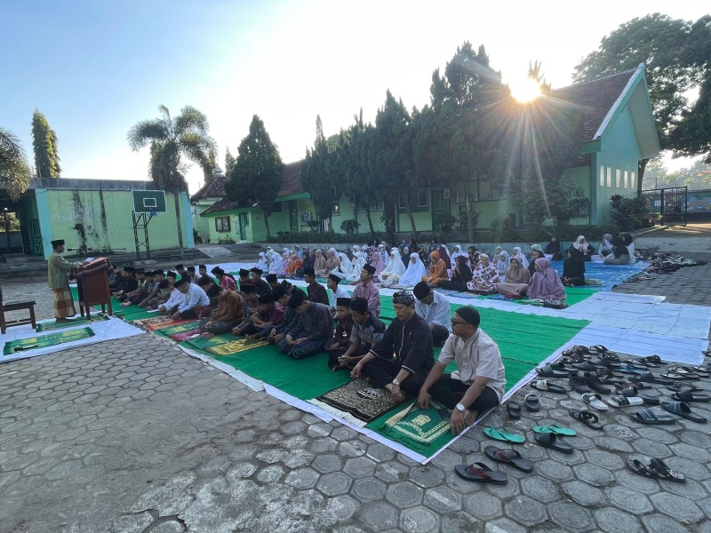 Perayaan Idul Adha 1446H di SMP Negeri 2 Ngancar, Gemakan Takbir, Shalat Ied dan Berbagi