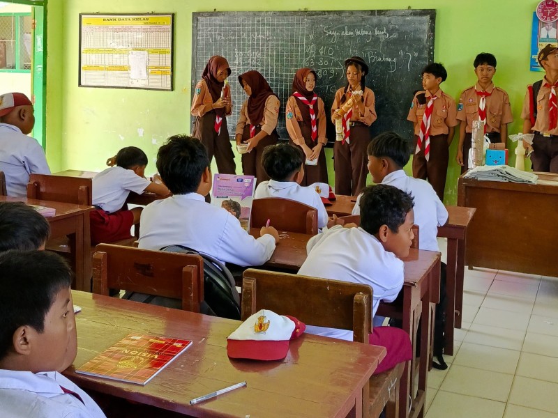 Tim Wirausaha Pramuka SMPN 2 Ngancar Sulap Sampah dan Tanaman Jadi Produk Bernilai Jual di Bazar Lingkungan Hidup