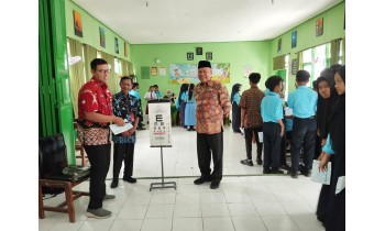 Kepala Dinas Pendidikan Melakukan Monev ANBK di SMPN 2 Ngancar Bersamaan Cek Kesehatan Gratis Puskesmas Ngancar