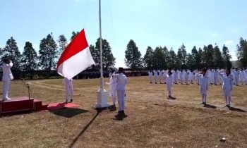 UPACARA HUT KE-78 RI SMP NEGERI 2 NGANCAR MENJADI PETUGAS PASKIBRA