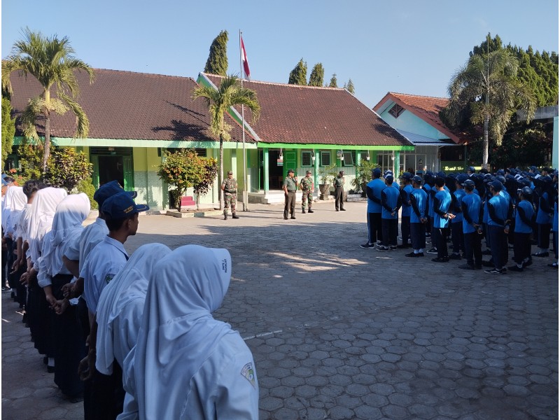 SMPN 2 Ngancar Tanamkan Disiplin dan Nasionalisme Lewat Latihan Baris-Berbaris Bersama Koramil