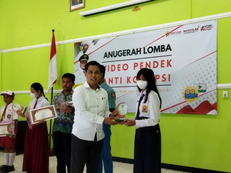 Anugerah Lomba Video Pendek, SMPN 2 Ngancar Raih Juara 