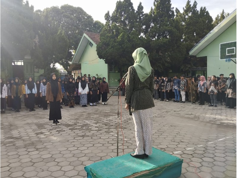 Peringatan Hari Kartini 2025 dan Perpisahan Guru SMP Negeri 2 Ngancar