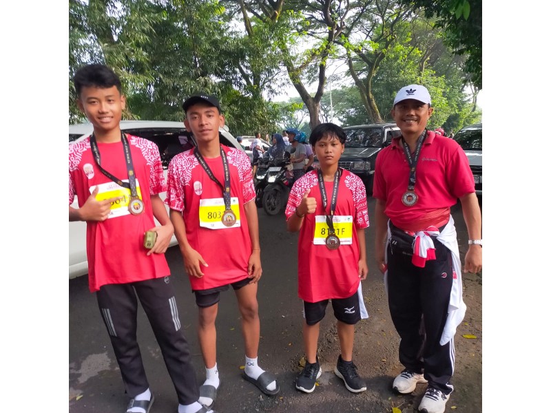 Semangat Juang Siswa SMP Negeri 2 Ngancar di Kediri Half Marathon 2025 Raih Medali dengan Kebanggaan