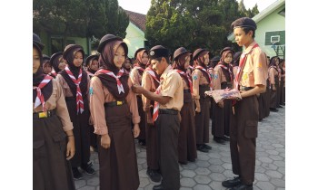 SMP Negeri 2 Ngancar Sukses Gelar Pelantikan Penggalang dan Jelajah Alam Penuh Makna