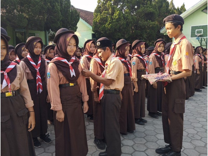SMP Negeri 2 Ngancar Sukses Gelar Pelantikan Penggalang dan Jelajah Alam Penuh Makna